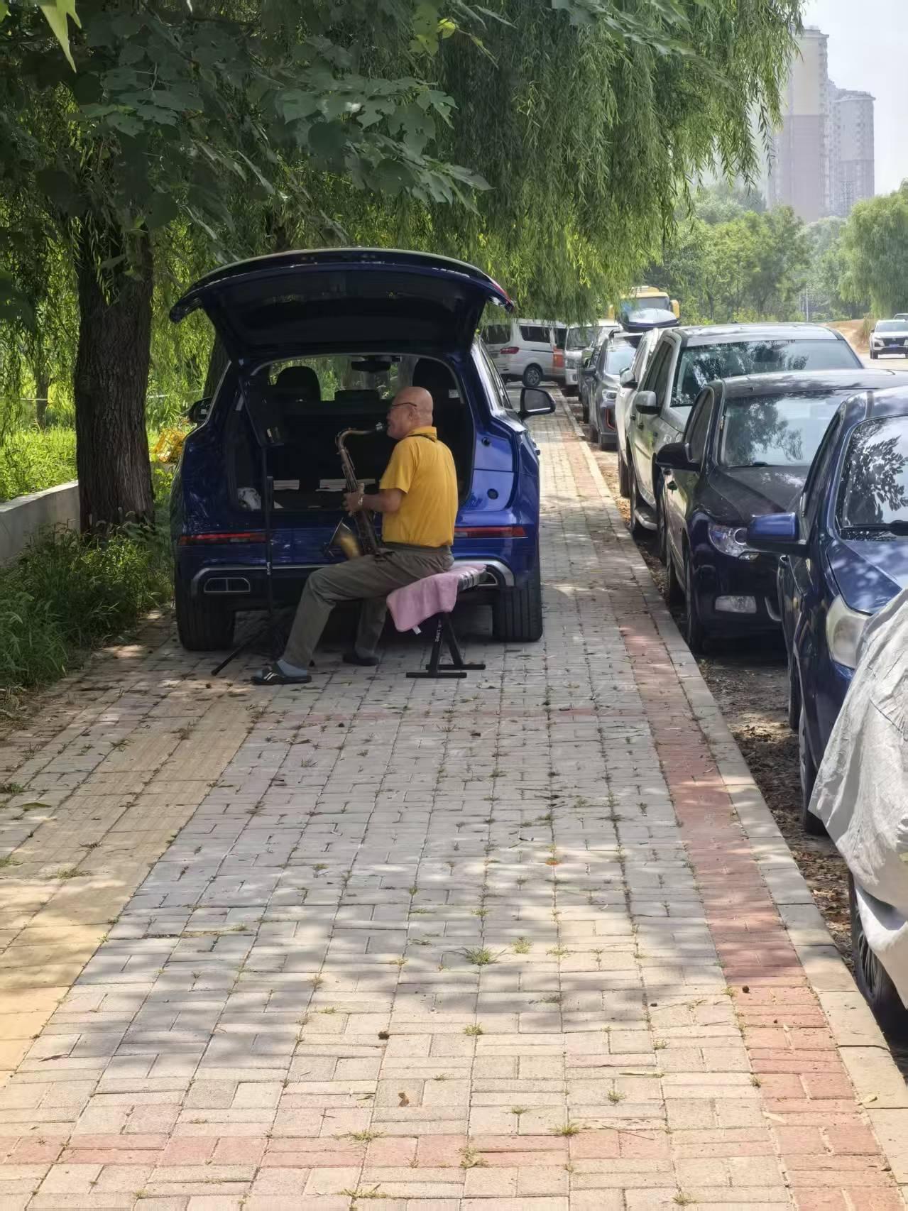 [呲牙][呲牙][呲牙]这大哥，就随意停车吹一曲自娱自乐了一下，却不知道已经被道