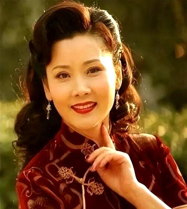 何赛飞在节目里，一个搪瓷缸碎了，她直接哭了。
这缸不是普通物件，是1983年爸爸