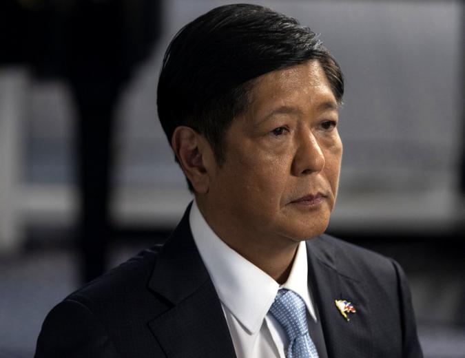 菲律宾泄气了，不闹了，想好好谈 
 
从10月14日菲国防部长特奥多罗率先给中国