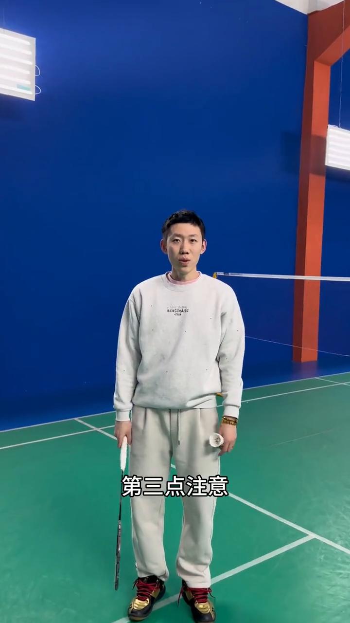 杀球发力四个要领。
如何拥有像我一样的发力？今天教给你。
·第一点，架拍。不要刻