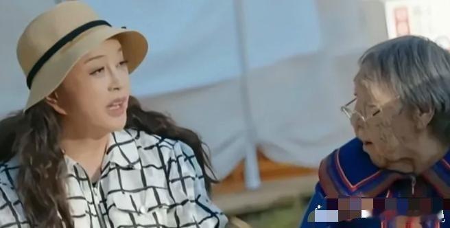 刘晓庆这就有点“欺负”人了!她居然比旁边的老人家还大一岁，还当自己是小姑娘，叫人