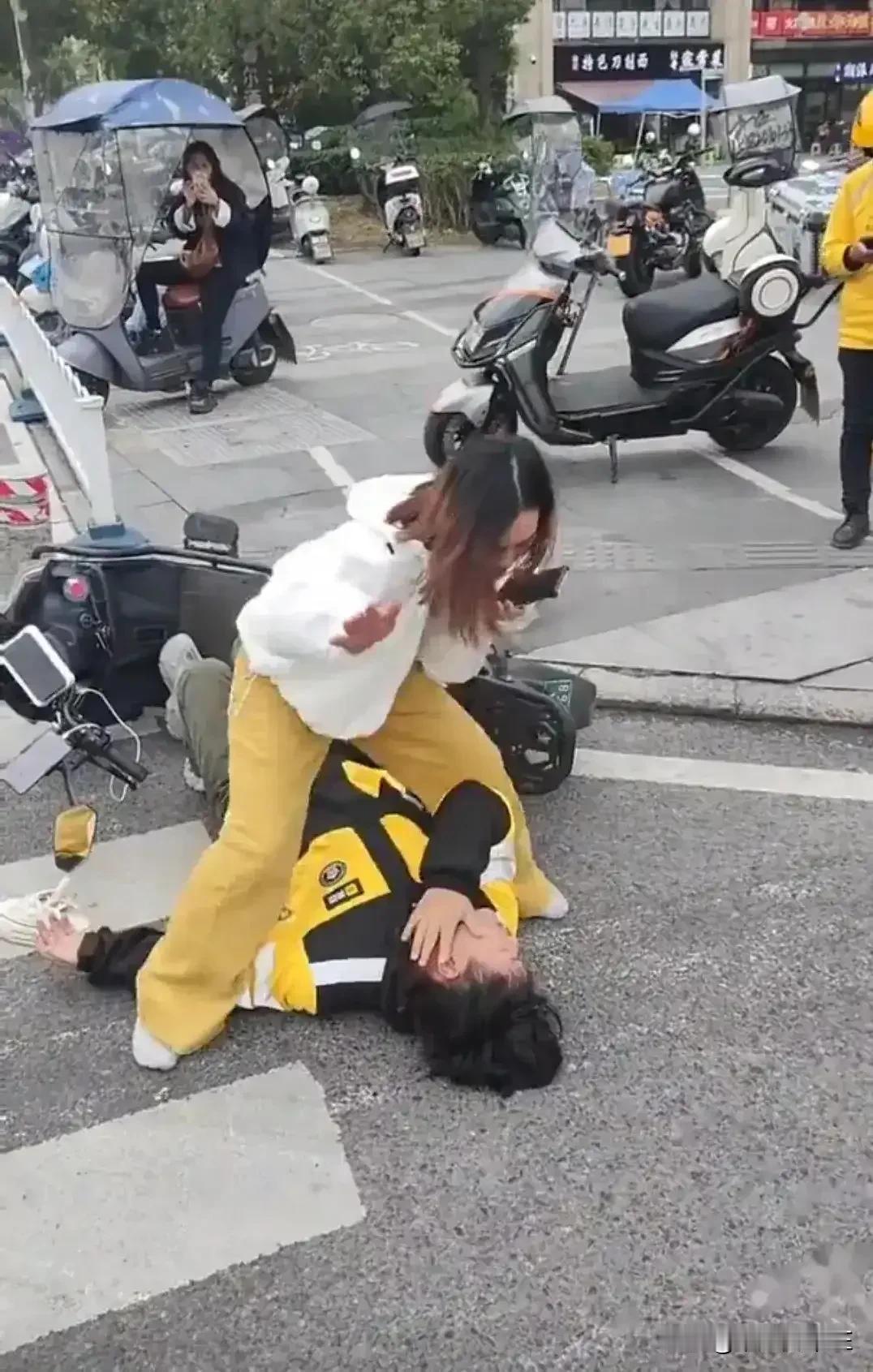 在重庆发生的一起女子殴打外卖小哥的事件中，引发了社会的广泛关注，同时也总结了以下