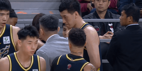 广东男篮这么多年也是走了很多球员，如今杜润旺在球队也是大哥级别球员了，看来广东男