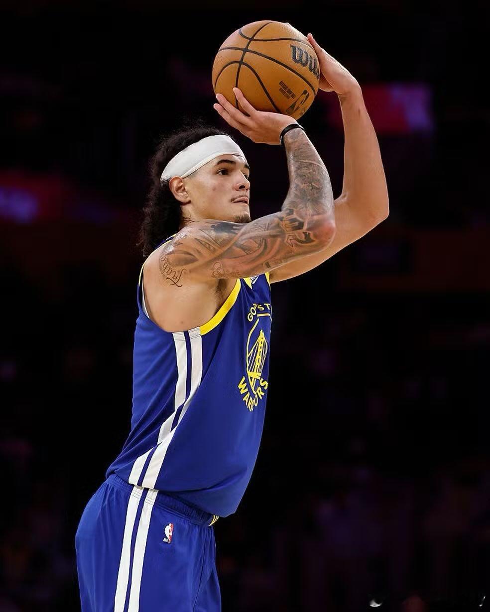 库里股四头肌受伤不严重，明天预计出战对阵黄蜂比赛。桑托斯不打，预计会缺席几天，但