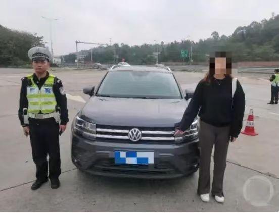 “电影看多了？”重庆，一美籍华裔女子在高速上超速开车，被交警拦下后，不慌不忙地拿