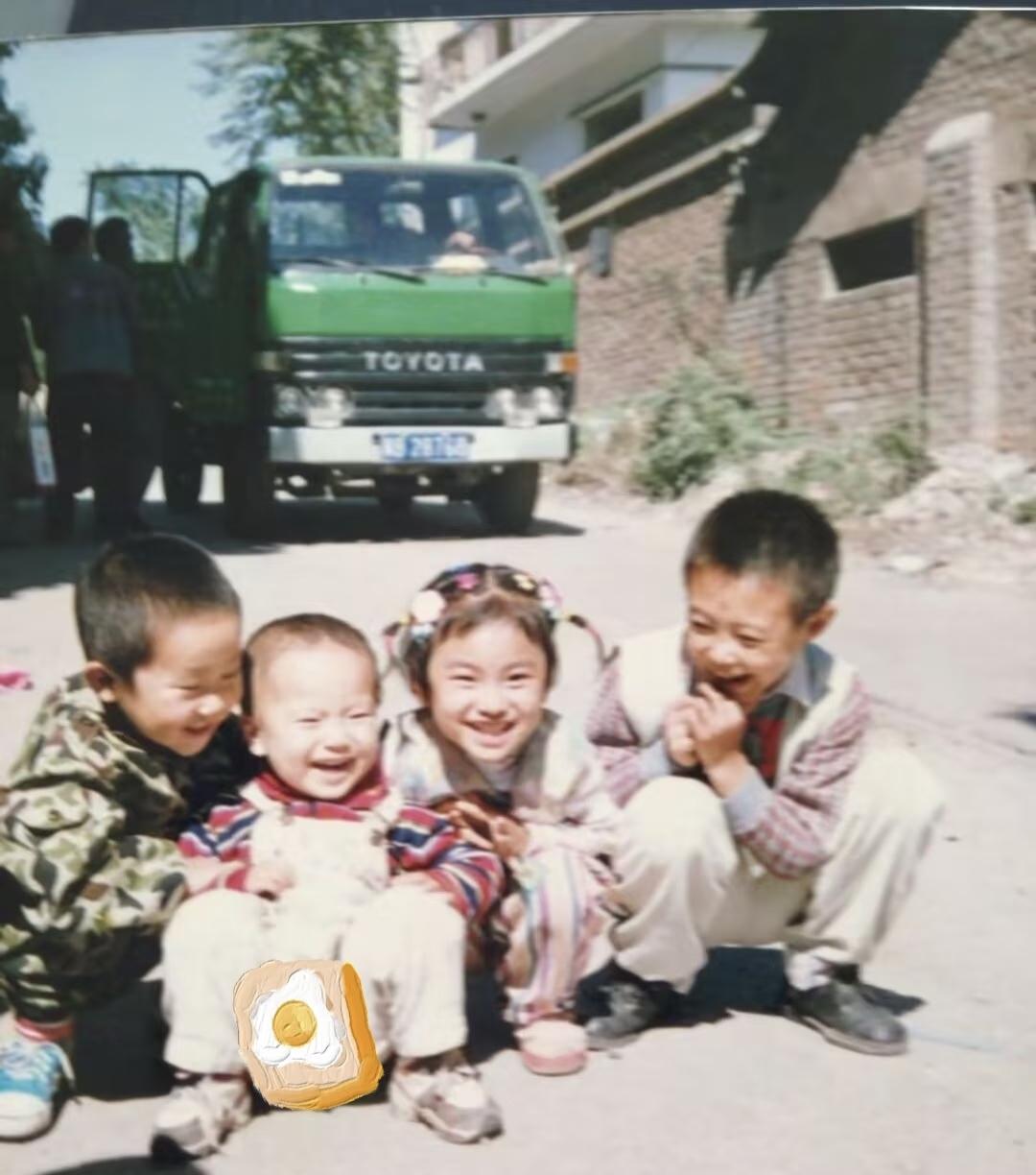 你们猜猜图一上最小的小朋友是谁？
哈哈，可能很多朋友说看不出来，
但是你仔细看看