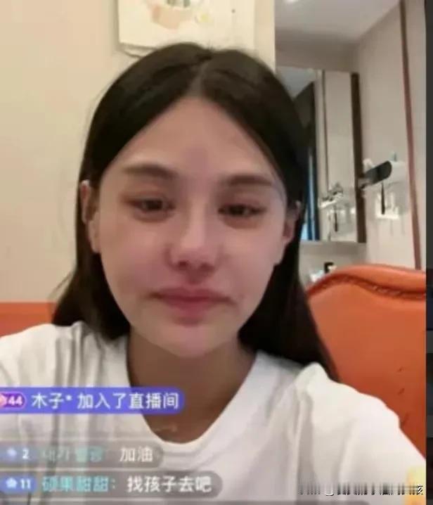 这俩人最近在网络上闹得沸沸扬扬，有点像之前的秋天妈妈。
曾经的两口子，网络上互撕