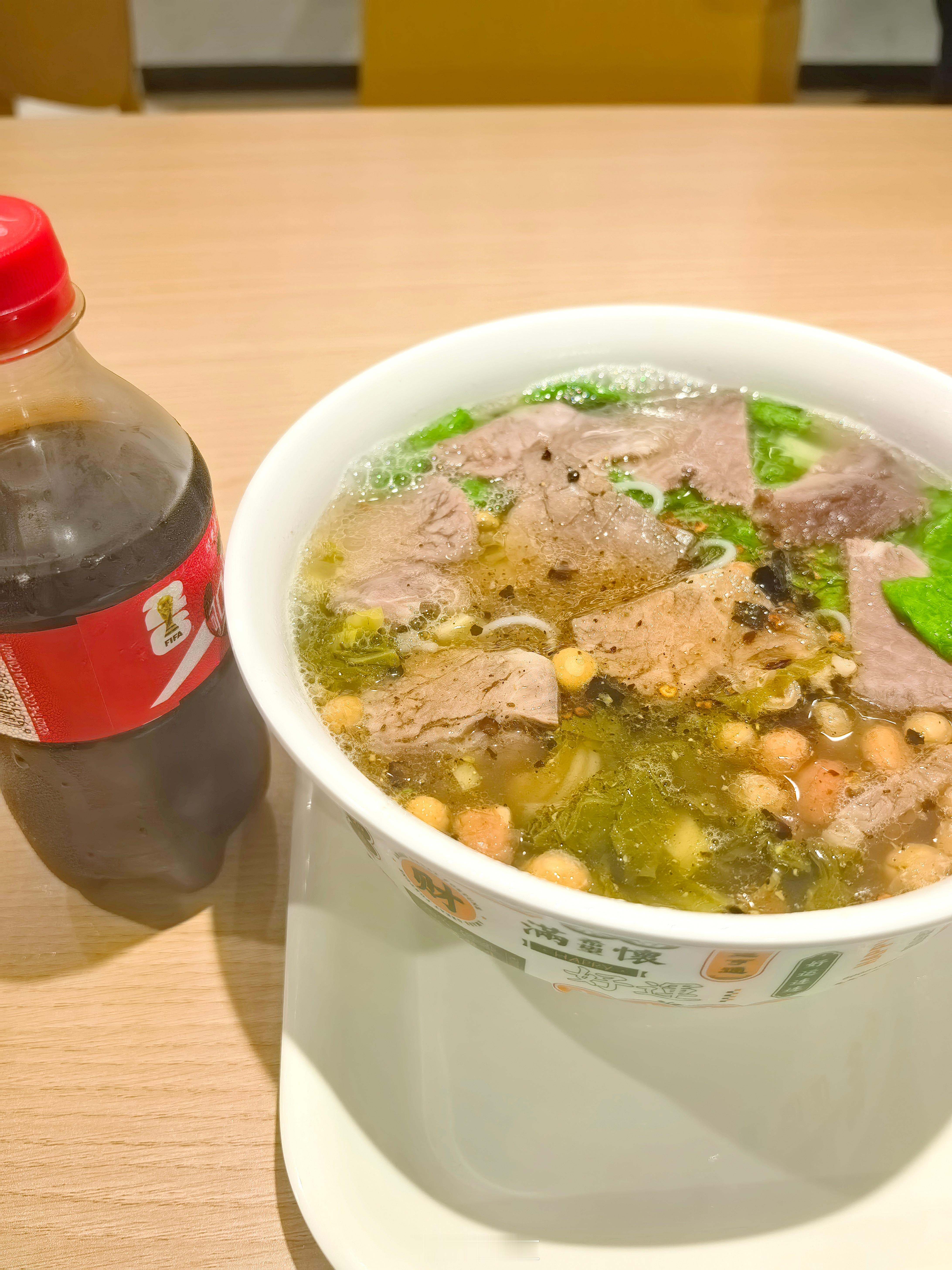 财小夜工作午餐 贵州牛肉粉。加了糊辣椒和花椒粉，一点不辣，香喷喷。38.8元，送