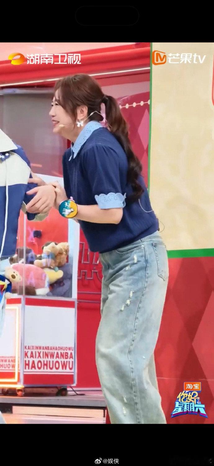 何炅真拿马丽没招了 马丽一玩游戏就上头，把流程搅得乱七八糟，何炅只好无奈妥协。玩