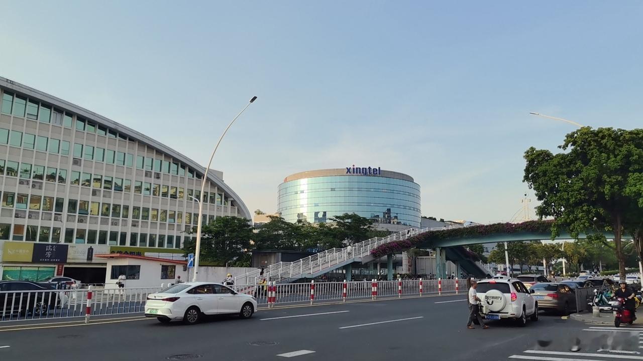 今天出门，打了一辆车。
 
车子开出去一段。
 
司机大哥随口跟我搭话。
 
问