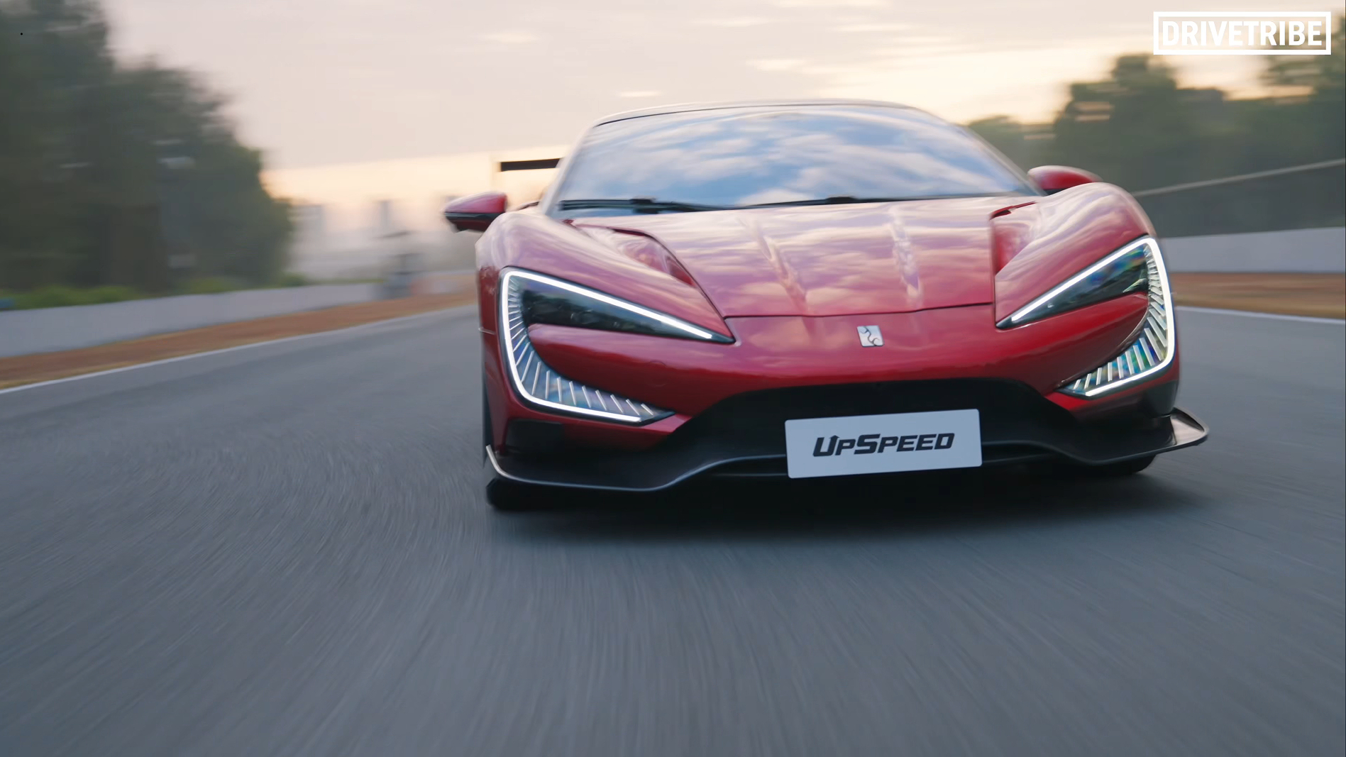 哈蒙德在试驾仰望U9X时，直呼这根本不是加速，而是空间传送，就像在打游戏，一句句