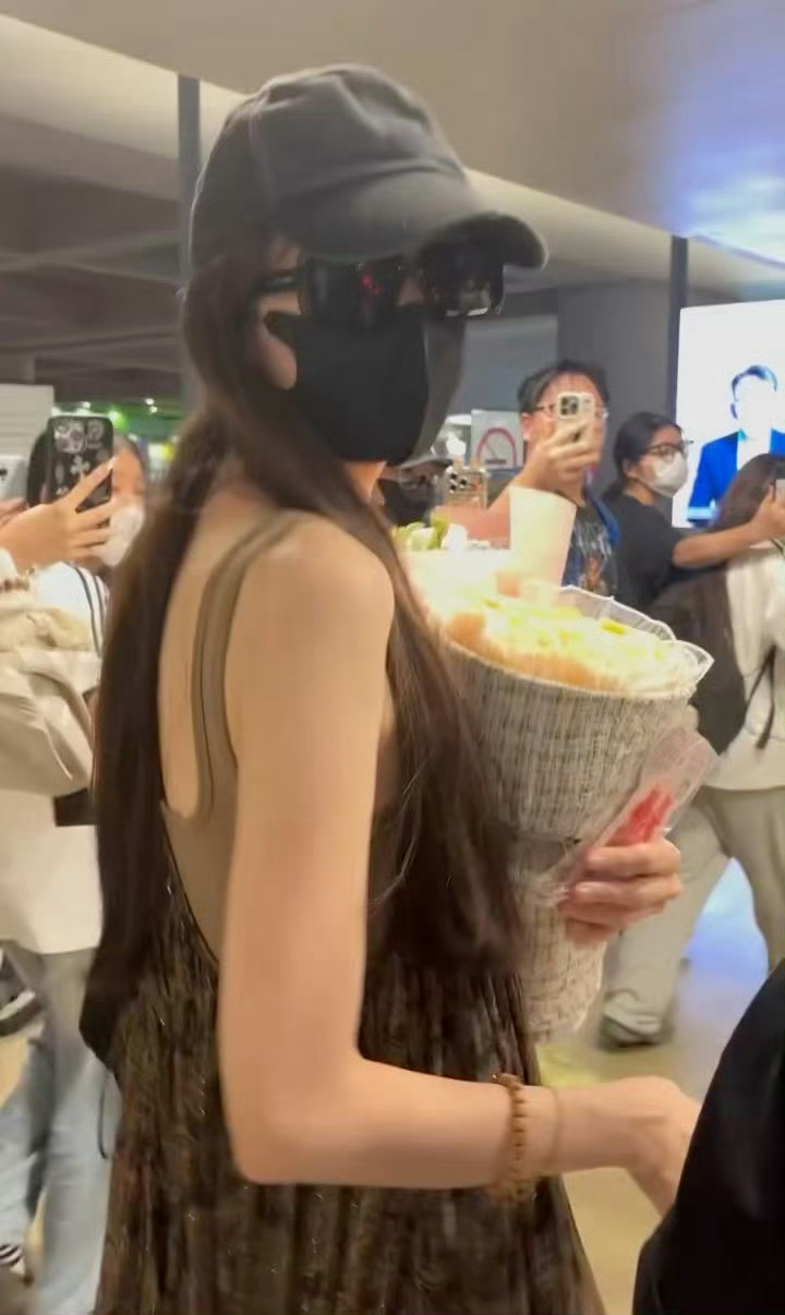 娜扎瘦的骨头根根分明明星真的对瘦有种很难理解的追求。其实太瘦真的也不好看啊 ​​