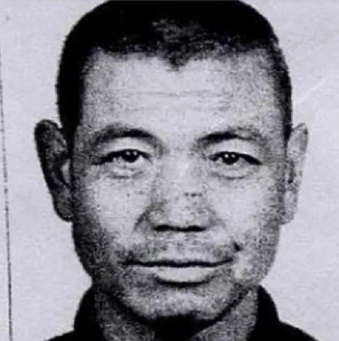 1996 年 2 月 1 日，吉林柳河一家制药厂里，女子来到厂区女厕所方便。她刚