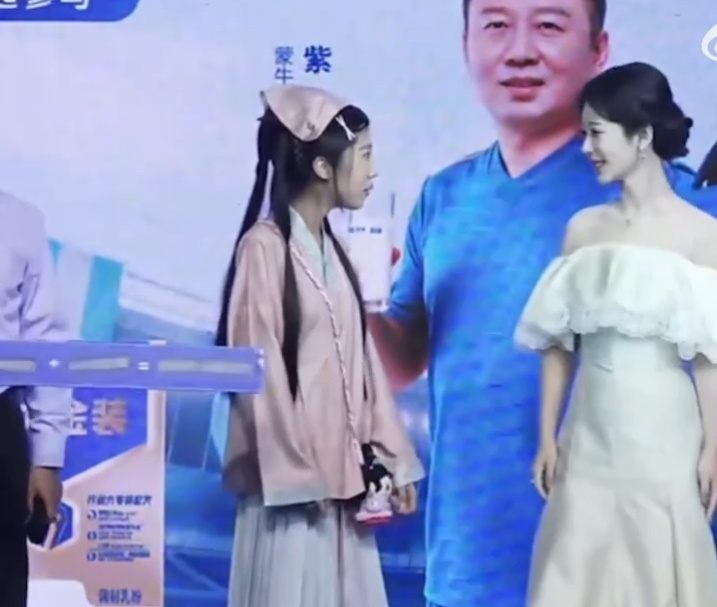 杨紫天鹅颈杨紫抱李祯装扮的粉丝好暖 