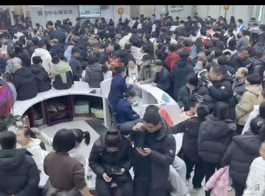 大年初八，眼科医院都快被人挤爆了！
以前过年，费腿儿，费钱，现在过年费眼睛。
大