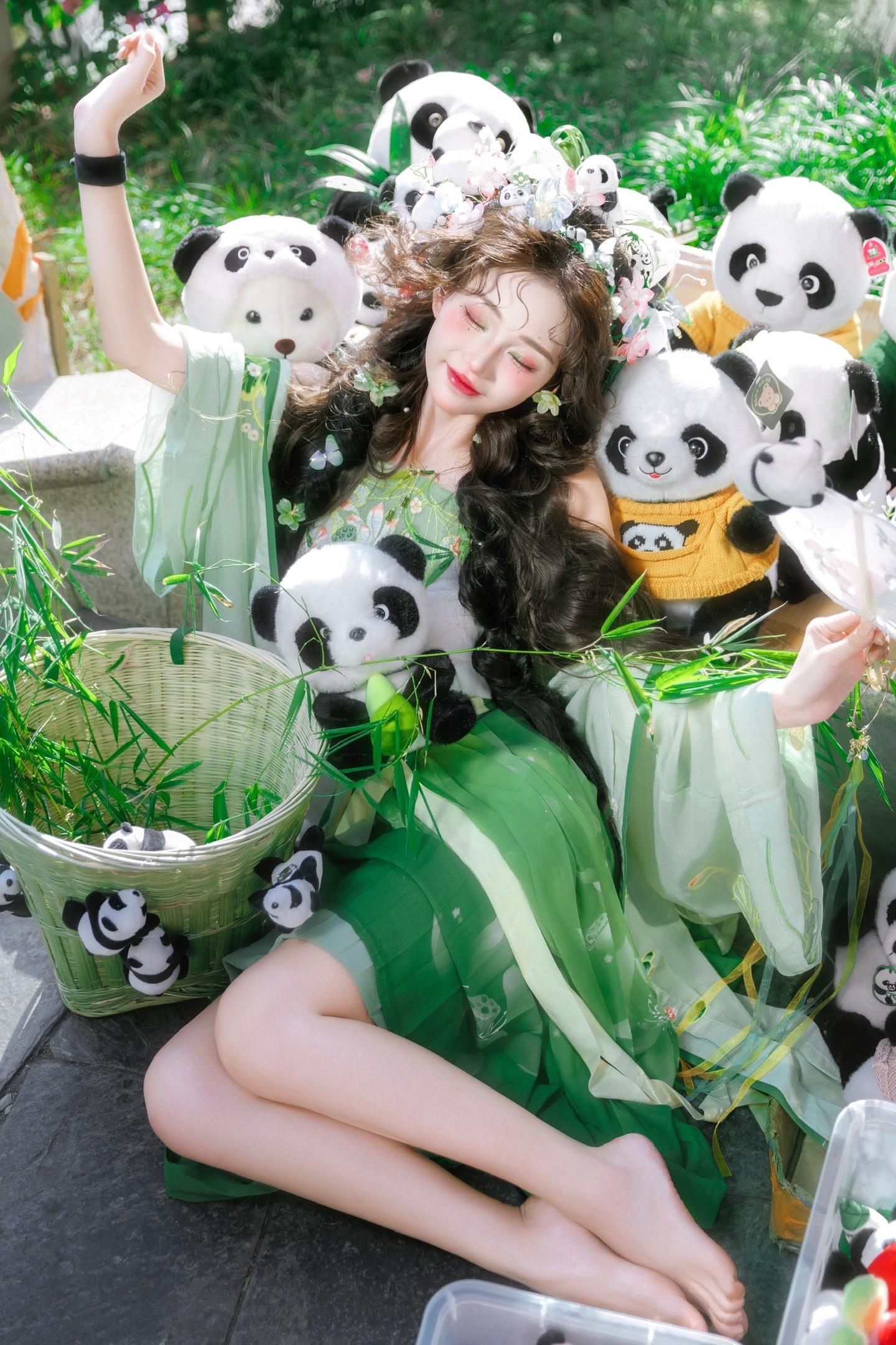 美哭了！被围观了一下午的熊猫少女 ！