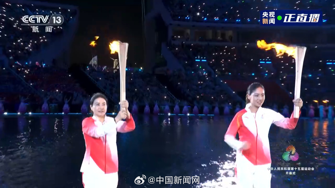 【火炬手郭晶晶王欣瑜】郭晶晶传递全运会火炬 ​​​第十五届全国运动会开幕式9日晚