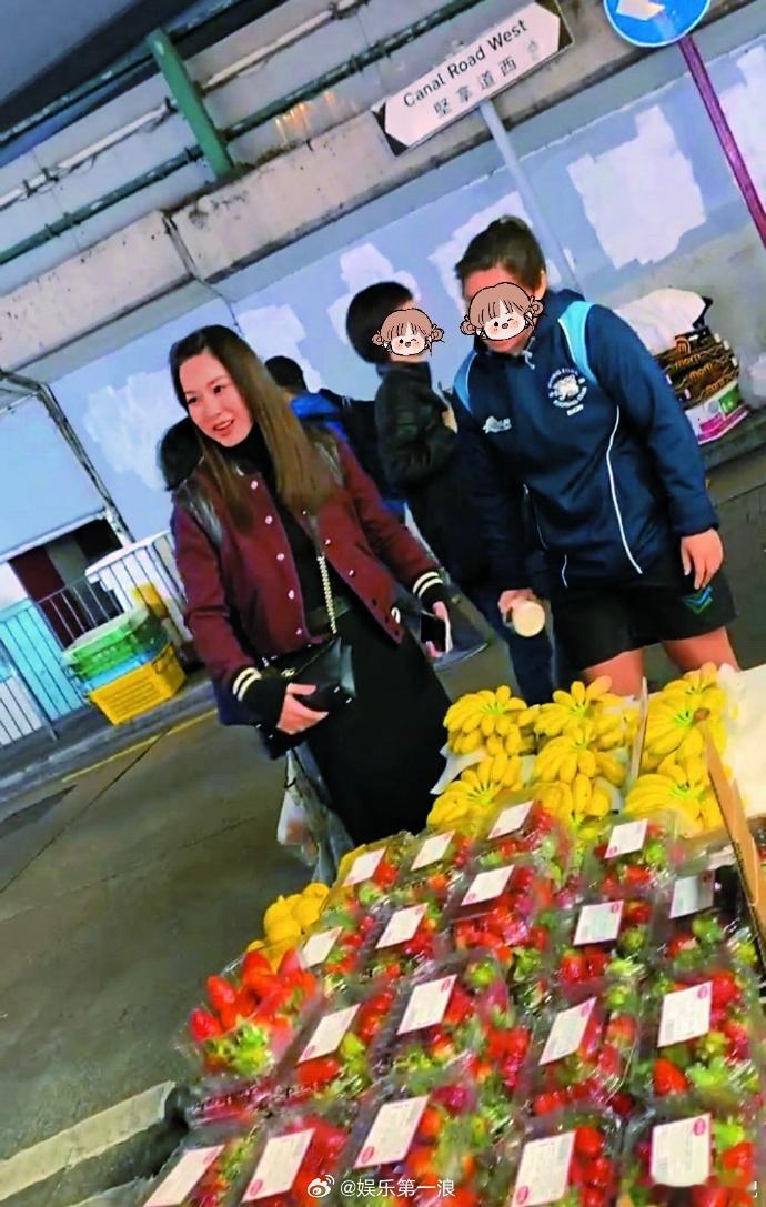 铜锣湾偶遇徐子珊网友铜锣湾偶遇徐子珊 网友在铜锣湾偶遇到的徐子珊。 