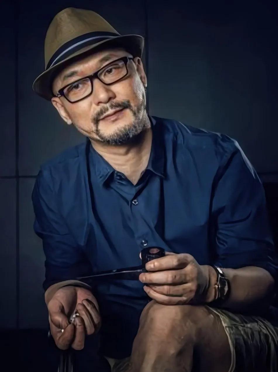 徐兵可真有意思。所有他导演编剧的戏，无论是年代戏还是现代戏。男主一律叫徐天，女主