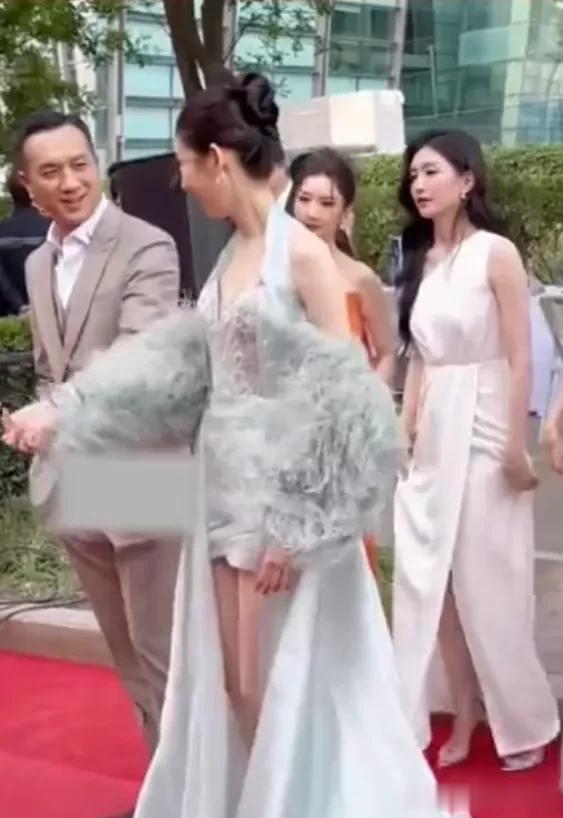 这么大年龄去牵小姑娘的手，还来回晃荡，不知道这是在炫耀什么，自己长得帅，有魅力，