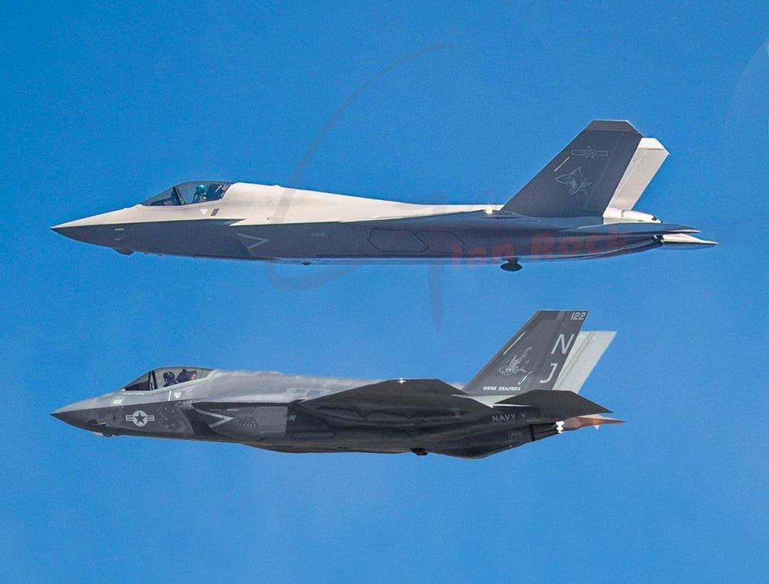 歼35不管是性能还是颜值，都是完爆F35！
 
把它们放在一起，感觉不像是一个时