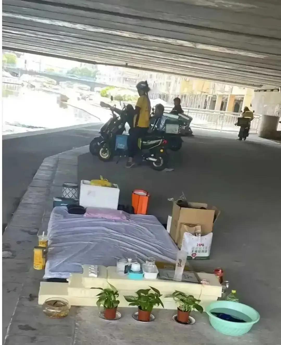这里风景不错，风光又凉快，在这里住下再说，自驾游现在太多了，看哪里好就找哪里，这