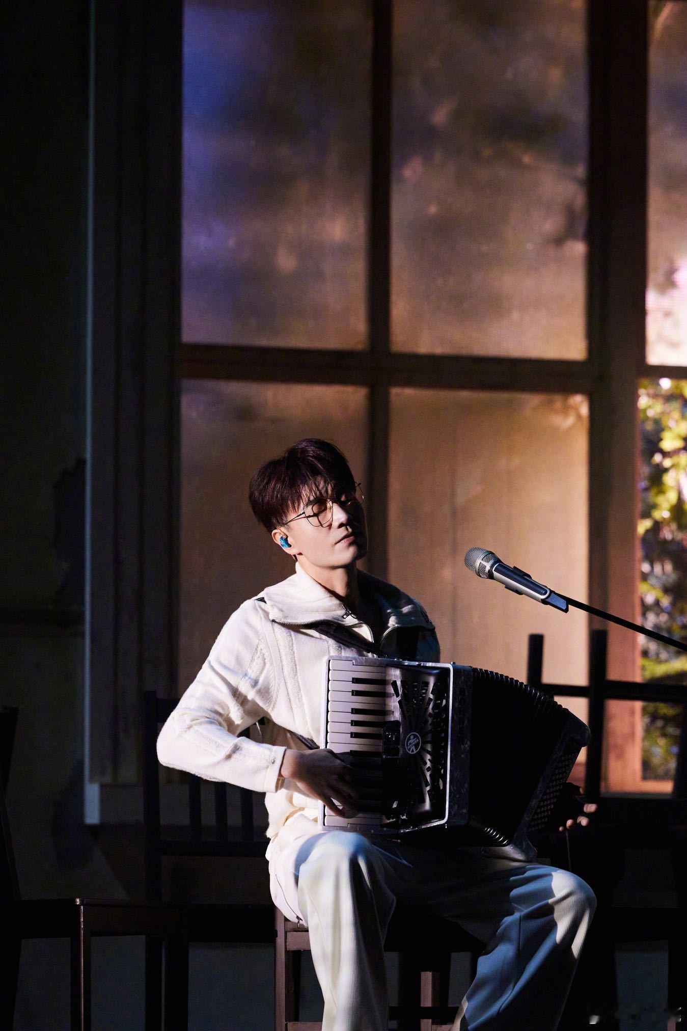 #王铮亮一句话三个谐音梗# 哇塞，王铮亮简直无敌了。我们在被窝里背梗累得不行，你