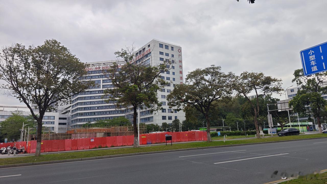 没想到之前粉丝说的竟然是真的！南沙中心医院西门这边真的是在搞一个新大门。看着新大