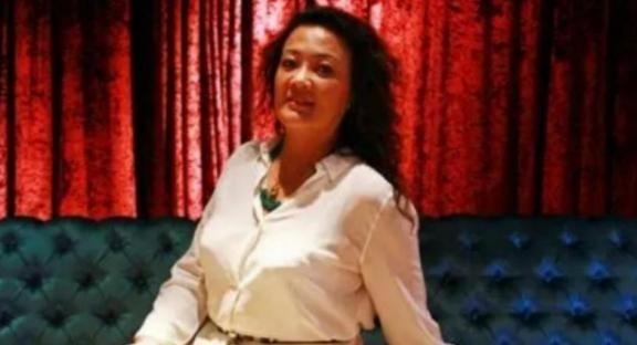 1991年，一个流氓在张兰的饭店吃霸王餐不给钱，张兰直接出面拦住他，谁知流氓竟掏