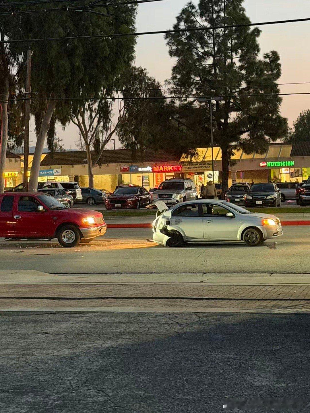 公司门口这么慢的速度后面车微瑕前面车变两厢车 