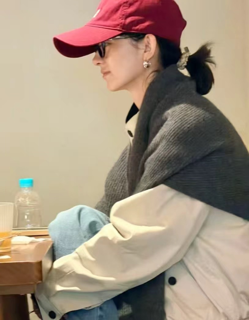 松弛感十足为喜欢丽姐的人而感动！都有在好好爱她！她静静地坐在咖啡厅两小时，不打扰