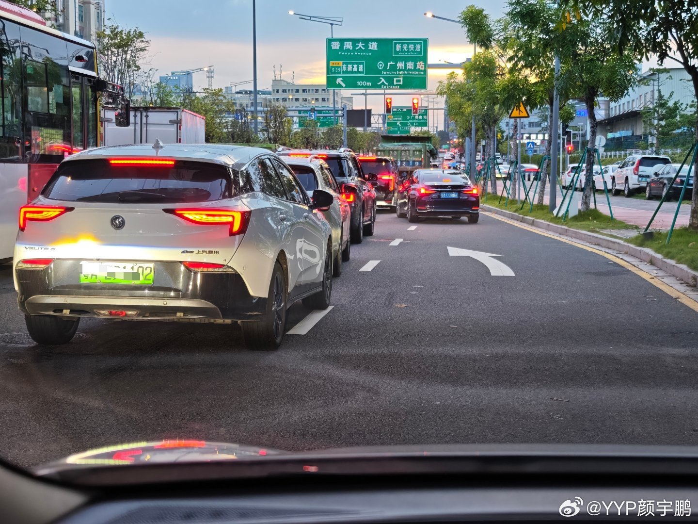 这种道路设计，很大程度上就是交通不畅和路怒的来源[挖鼻] ​​​