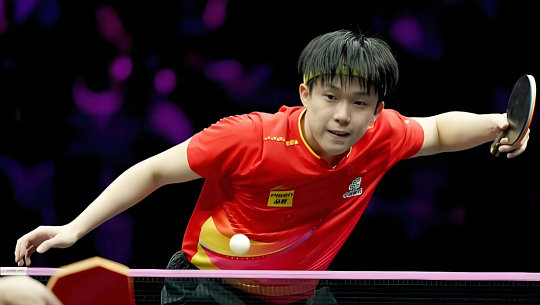 王楚钦那句“不要在意那些不重要的细节”，藏着顶级运动员的清醒与格局！撞球台的小插