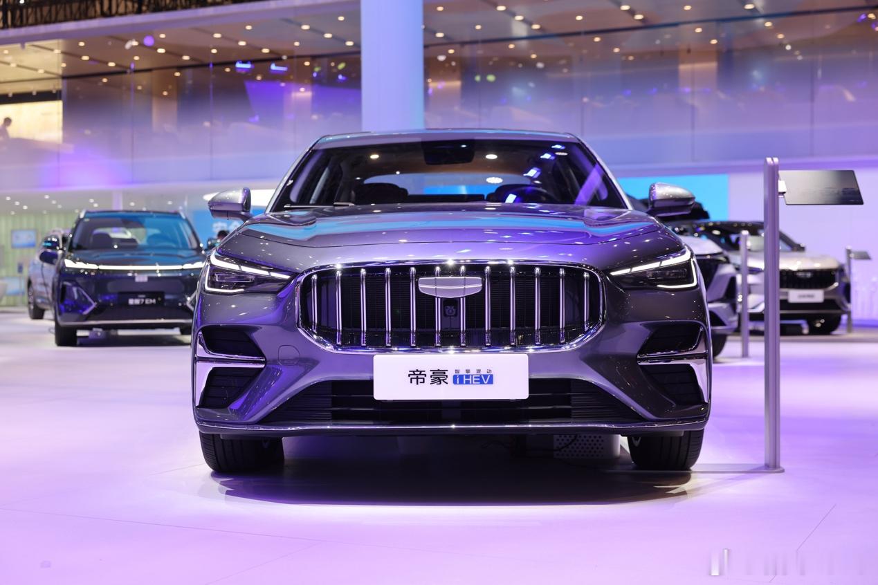 【北京车展 吉利第5代帝豪i-HEV智擎混动首秀，百公里2.22L刷新吉尼斯纪录