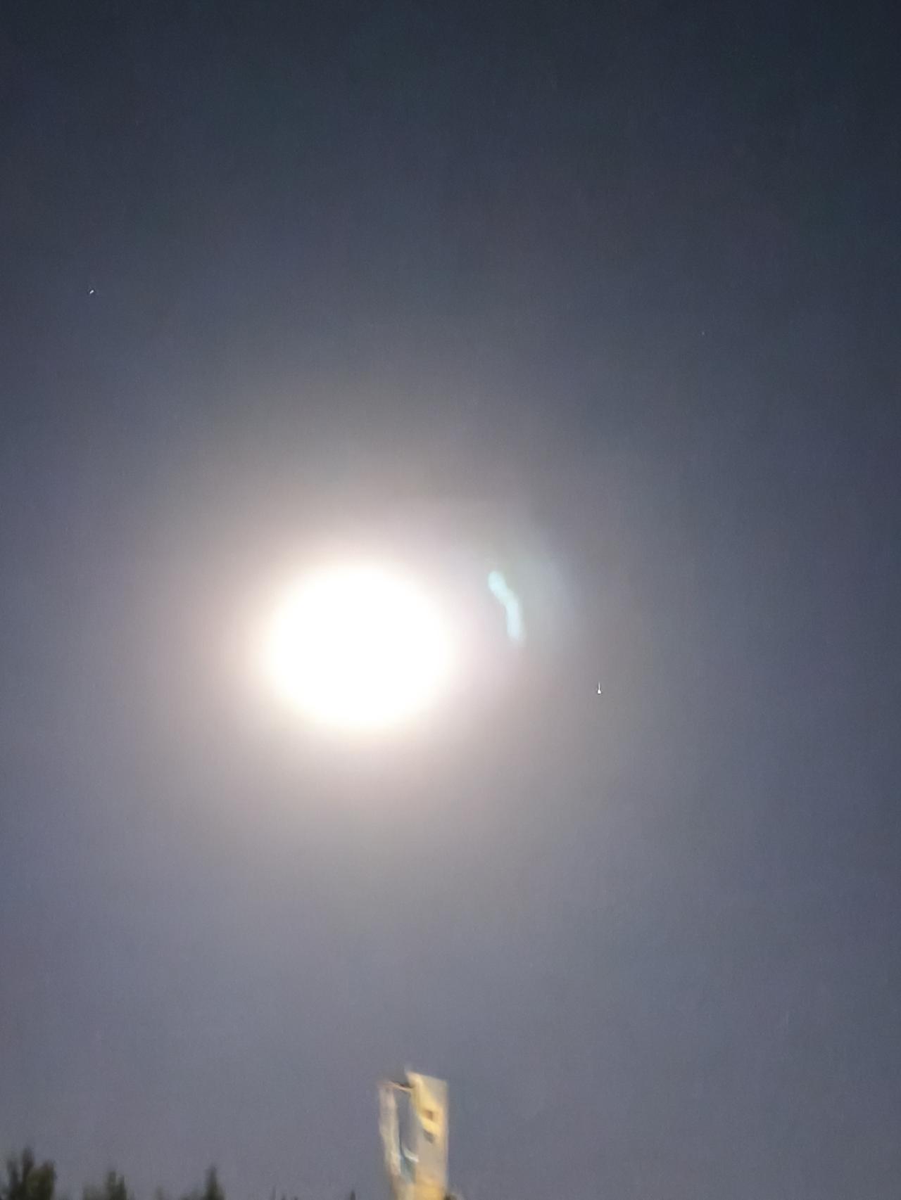 在东北正月十六那天。能看出这是月亮还是太阳吗？