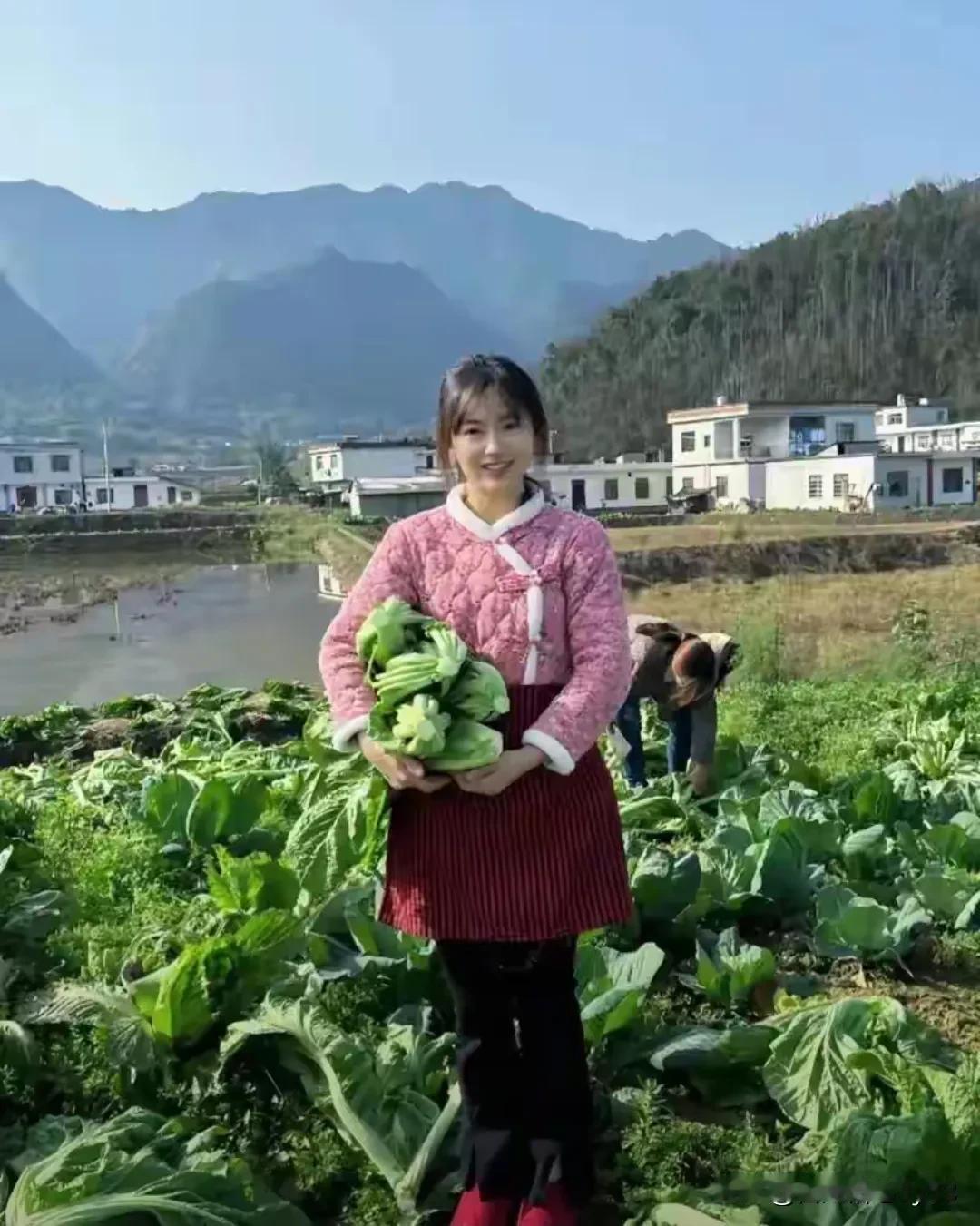 芳龄正处二五时
她却无意于出嫁之事。那心中，愿一直陪伴在妈妈身旁，专心种那一方庄