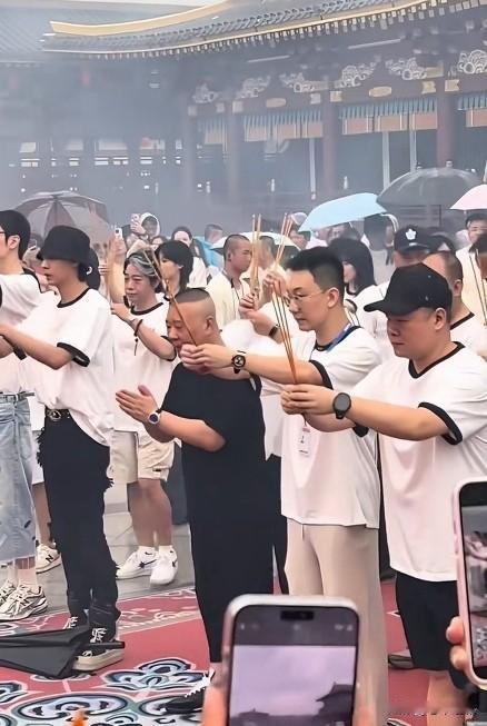 台上唱戏，台下做人
要做就做一个光明磊落的畅快人。

别的都好说，都可以理解为插