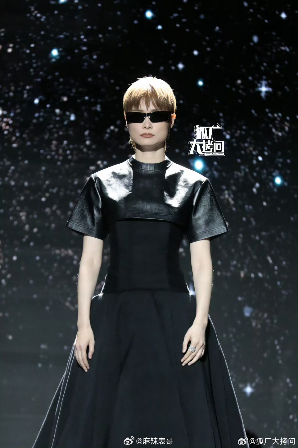 李宇春cos萧煌奇亮相微博之夜红毯 