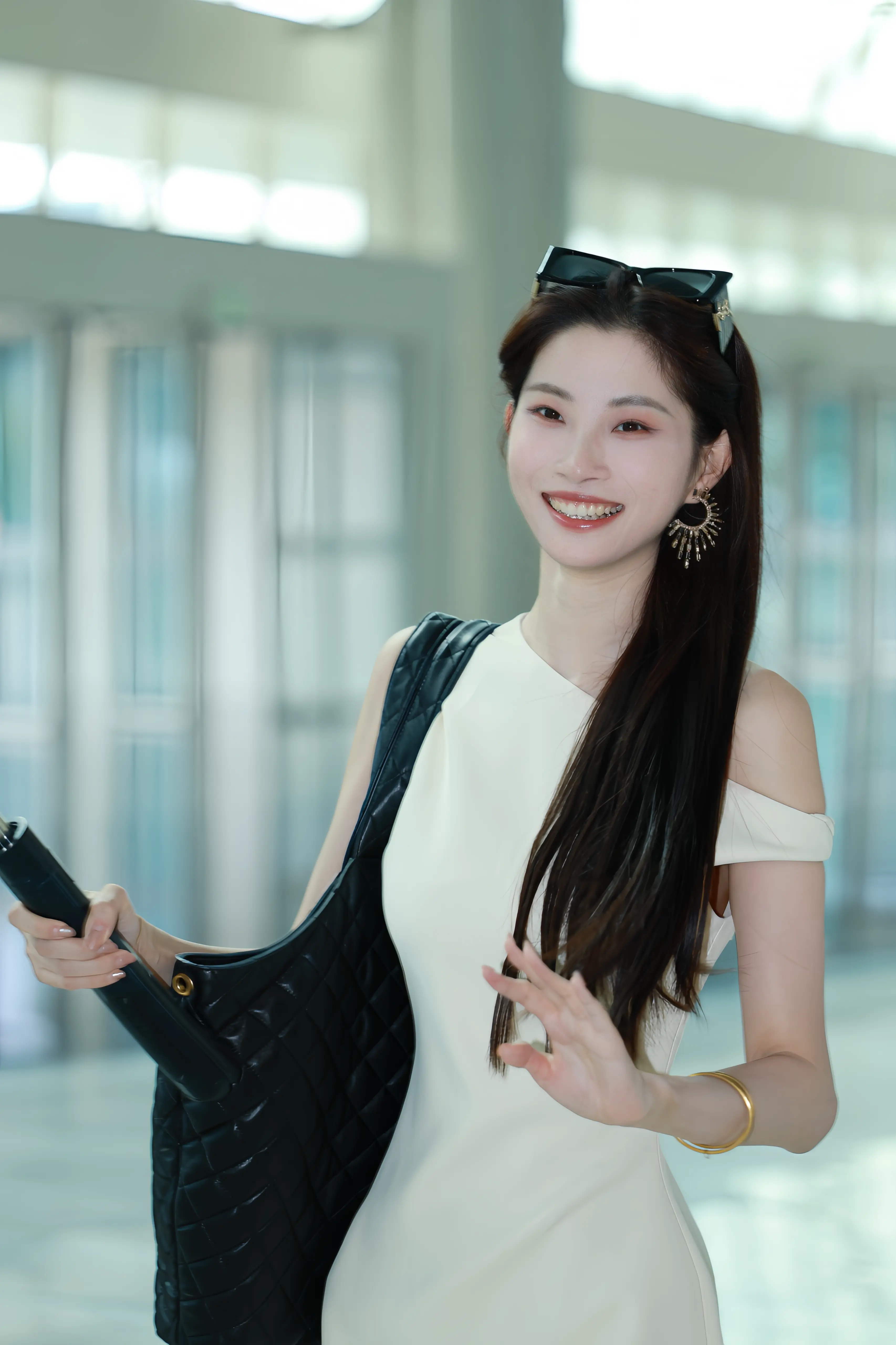 镜头里的旅行序章📸。低饱和高级感，被问爆的出街look