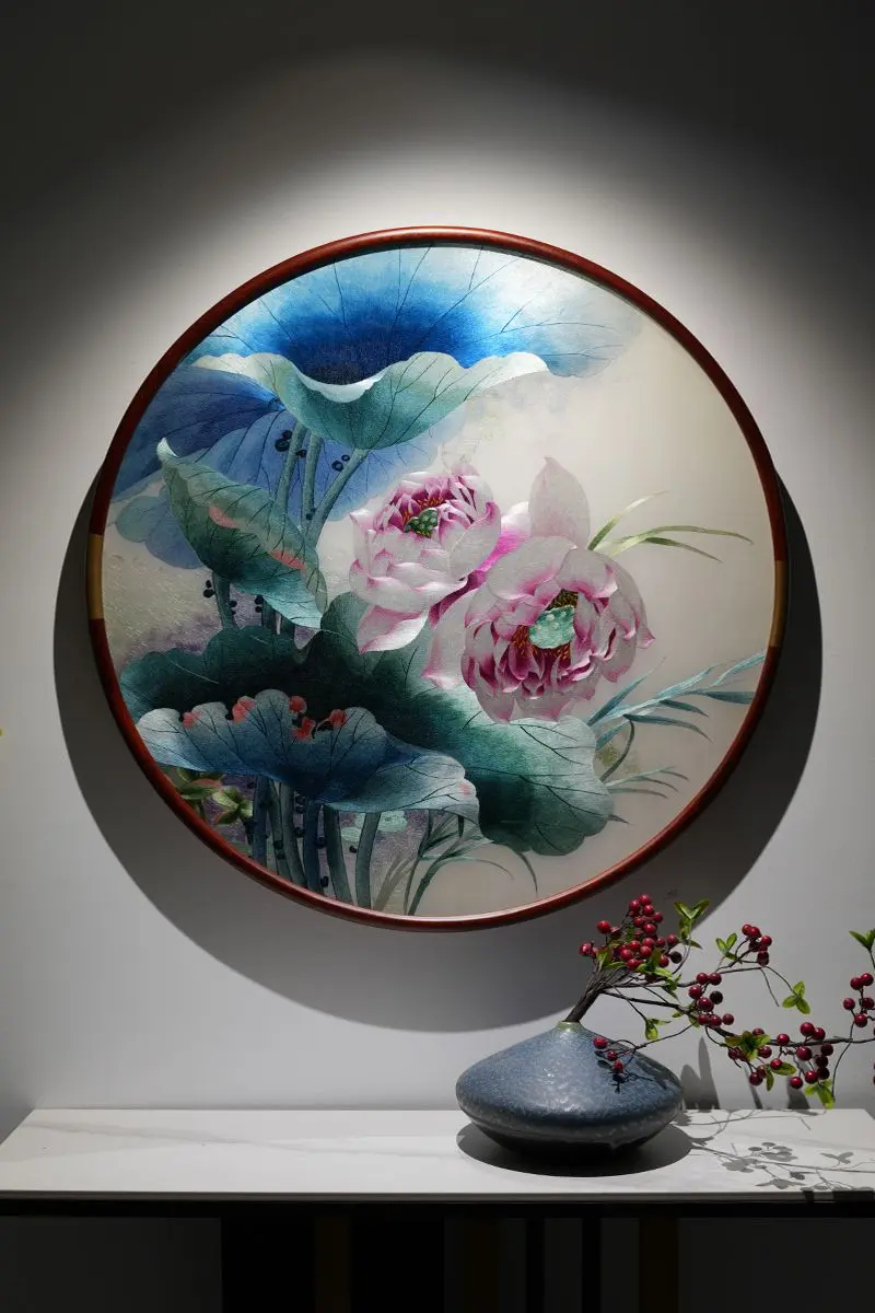 丝绣一轮清荷，绫间藏尽和顺安然 柔丝敛一池清荷，走线分瓣之轻盈、叶之苍...