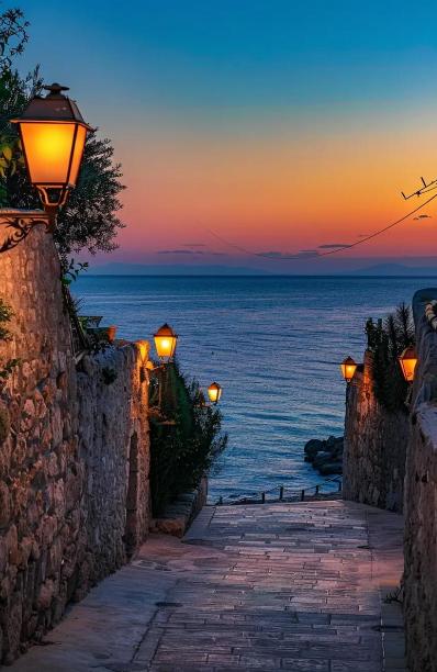 你的“朋友圈”正在偷走你的下半生

一个月要参加多少场无关紧要的饭局你知道吗？