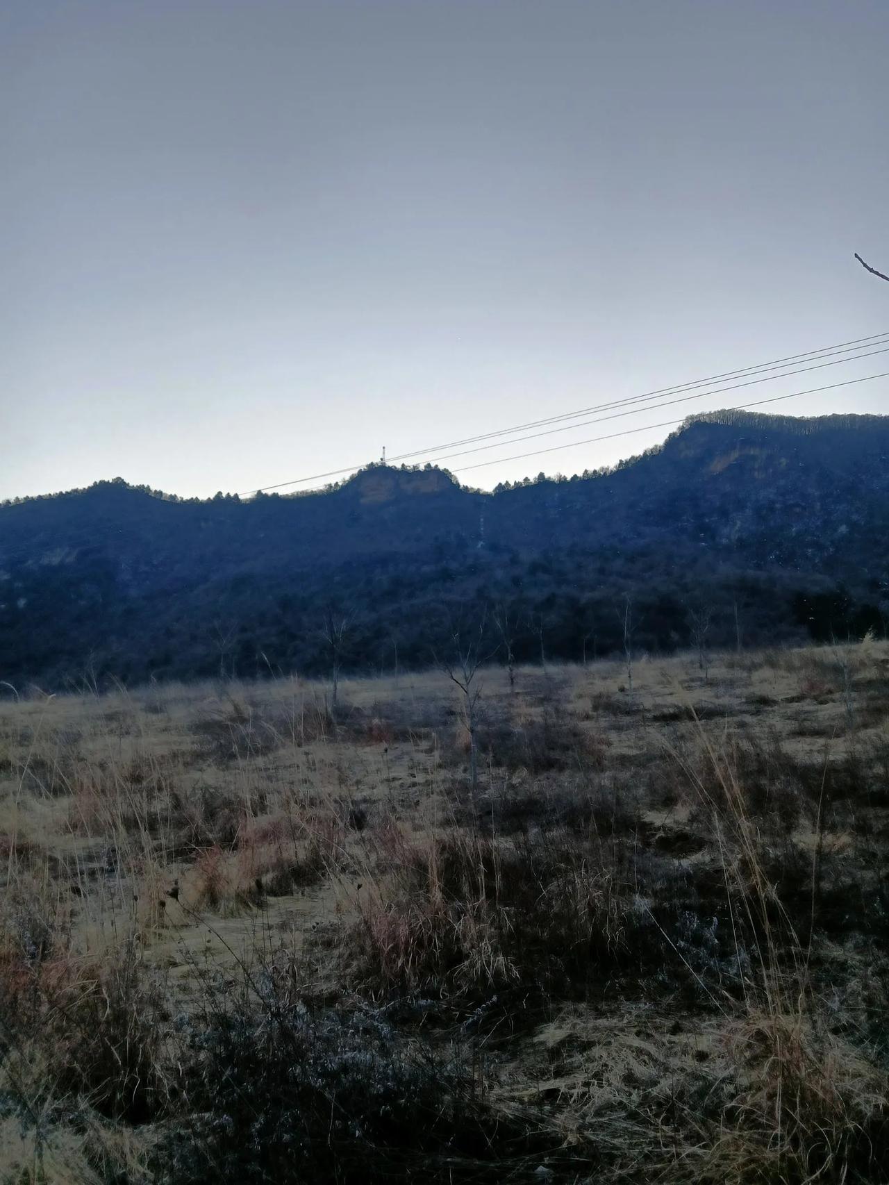 森林防火，重于泰山！
这么厚的雪，还得一步一步走上去巡检设备。
我命由天不由我，