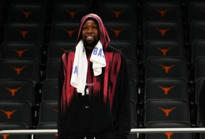 NBA常规赛继续进行，在火箭对阵马刺的比赛中，出现了极为奇葩的一幕。目前比赛已经