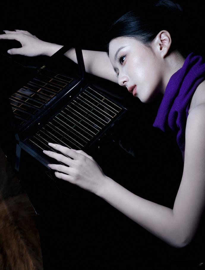 包上恩这背不拔罐可惜了本来以为露背造型容易显得单薄，没想到包上恩穿出来完全不会，