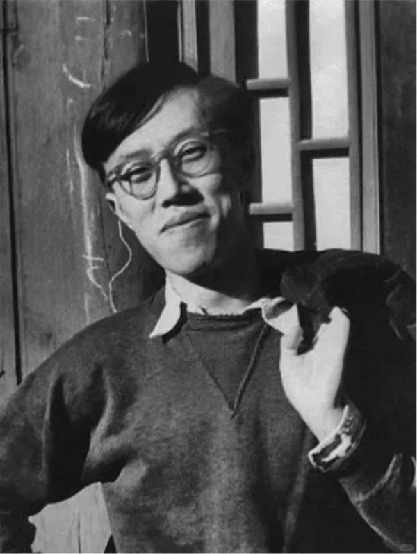 1963年，王蒙下放到新疆农村，和农民呆了10多年。
王蒙最开始和家人住在四维吾...