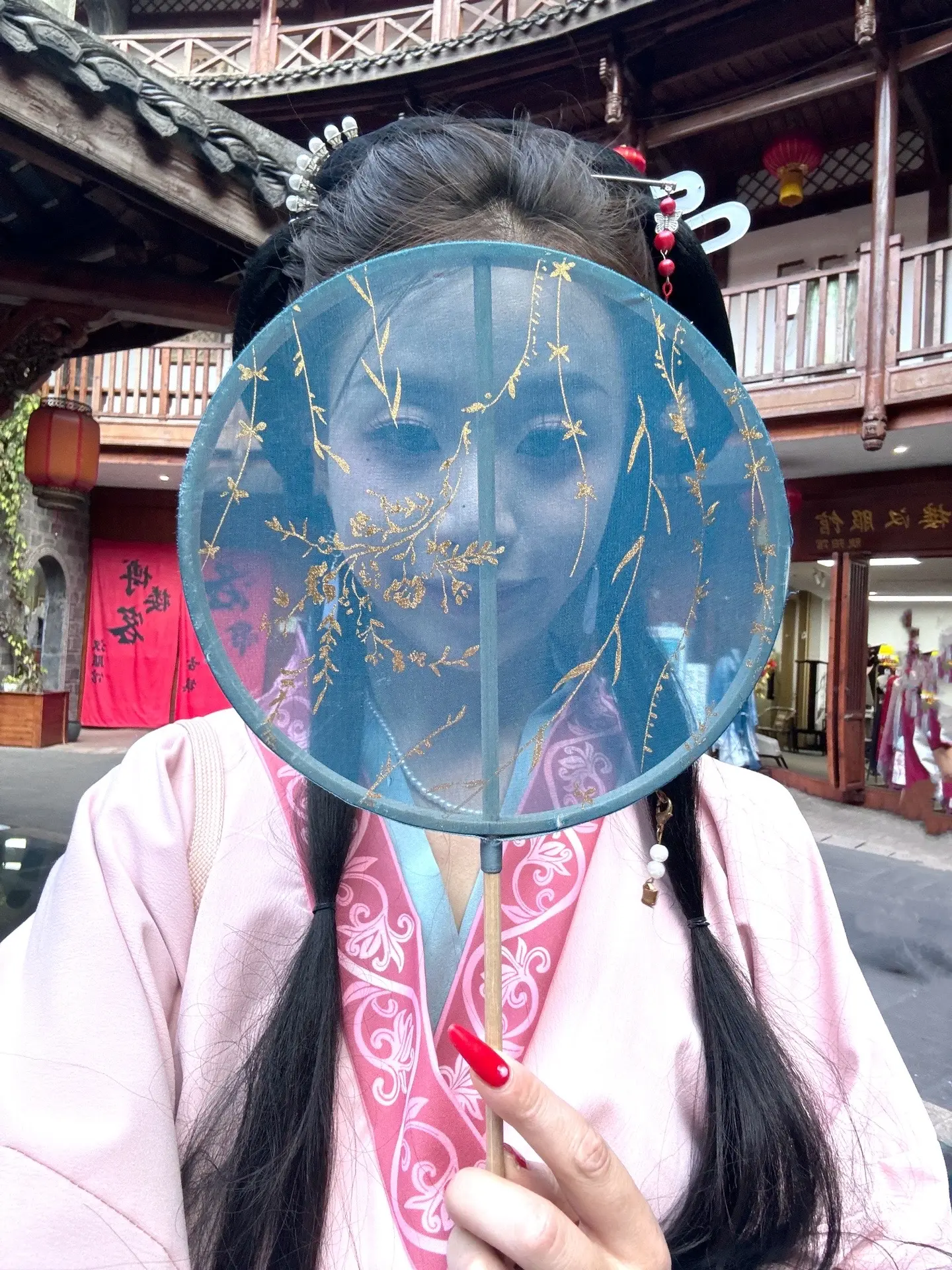 她一个温和生动的年轻人小故事给。