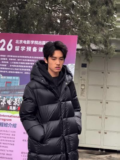 在《小巷人家》中饰演3.0号林栋哲的简宇熙顺利拿到了北电合格证，恭喜弟弟