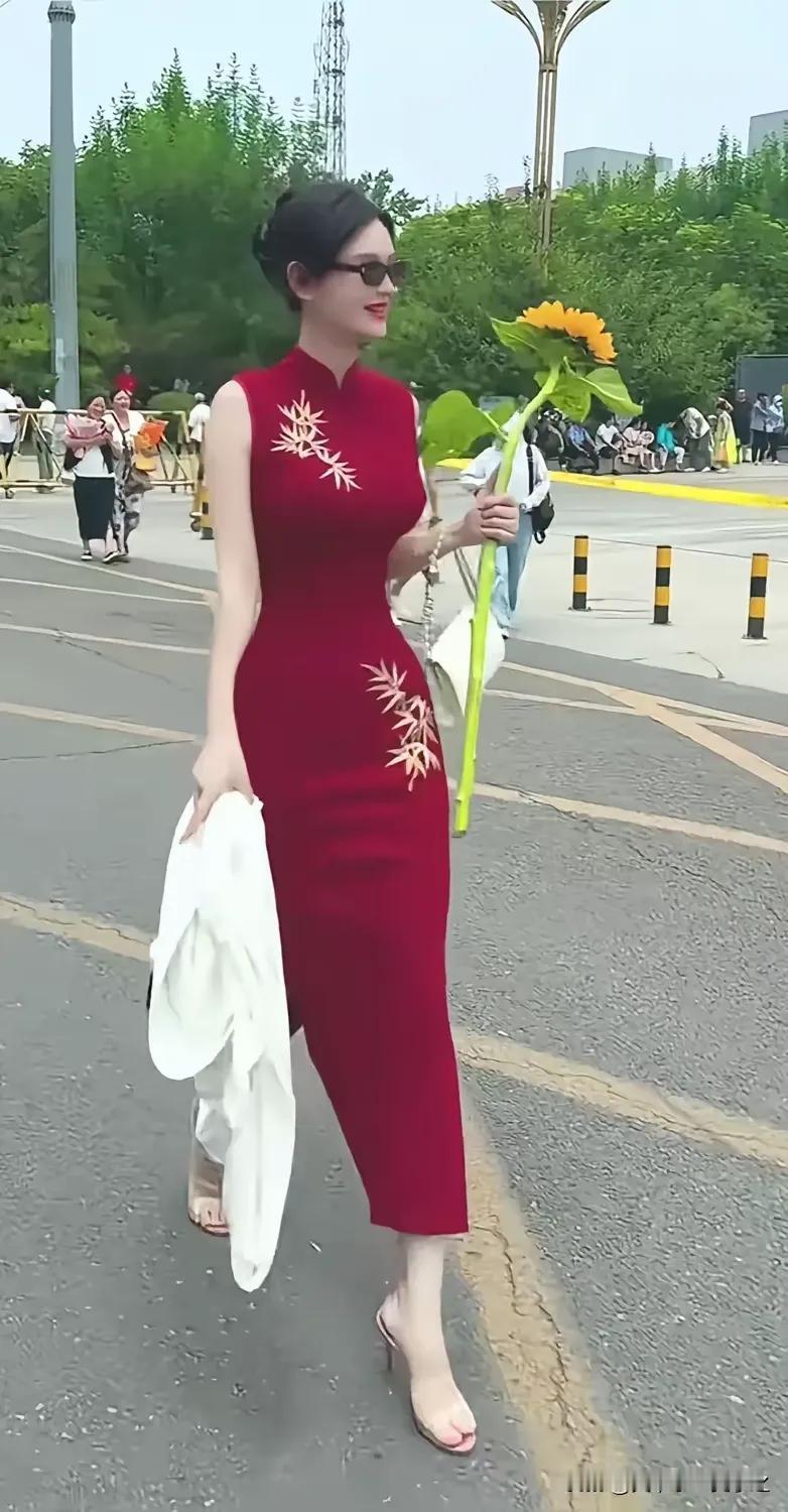 她笑盈盈的走来了，优雅大方，身材高挑，再有旗袍加身，别有一番韵味。

对于高考，