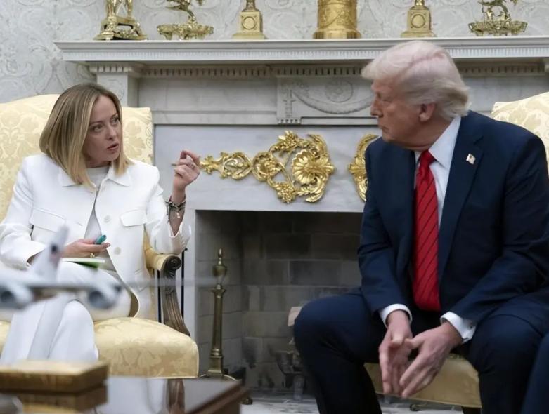 梅洛尼翻脸了。

G7峰会刚散场，特朗普一句“她央求我合影”，把这位欧洲最亲美的