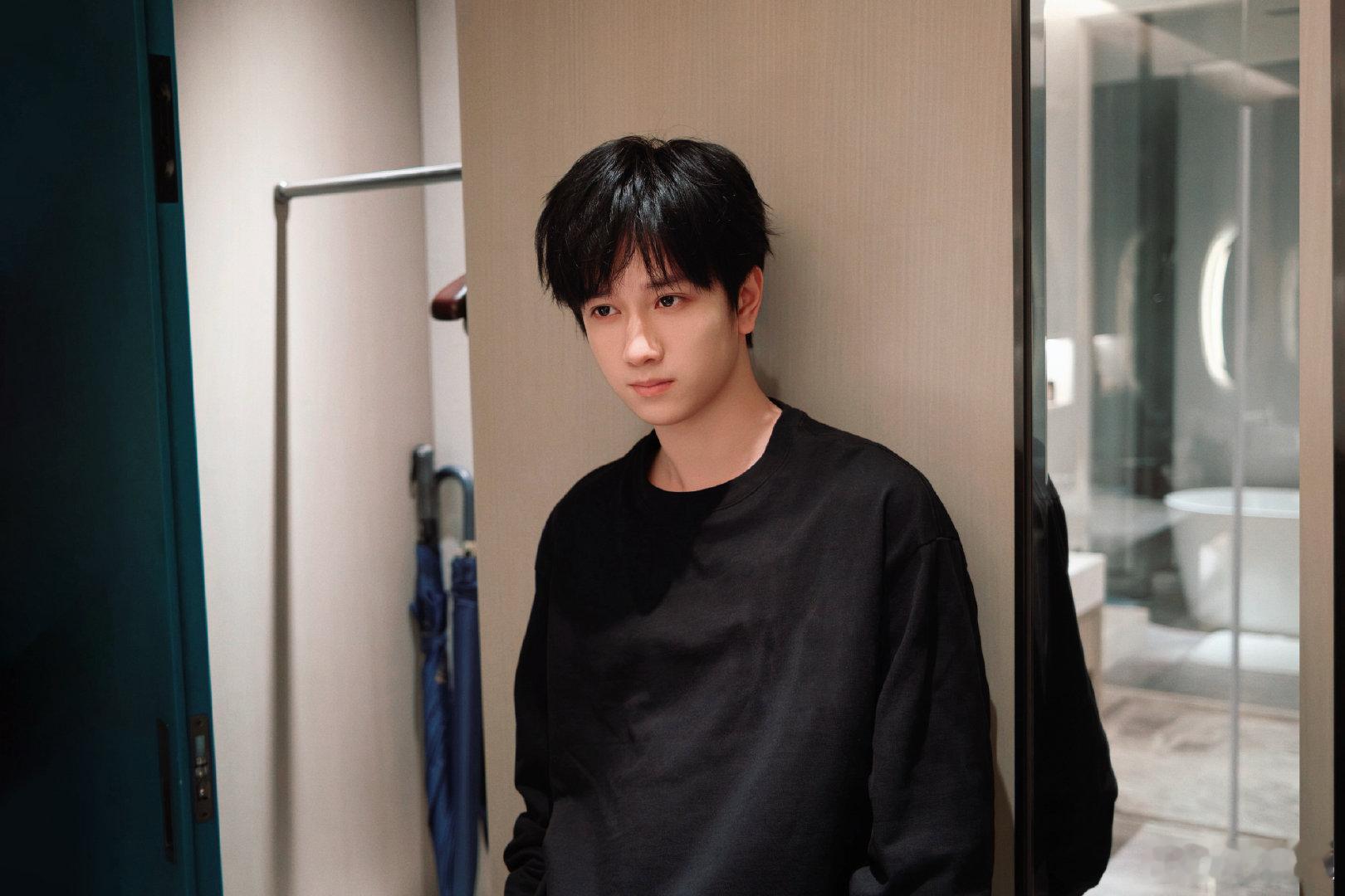 敖子逸最近随拍 敖子逸最近随拍来啦 是谁看到随拍的第一秒就被帅清醒了呀黑色上衣顺